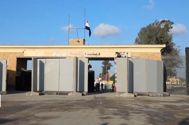 توقف دخول شاحنات المساعدات إلى غـــ.زة بعد استئناف القصف