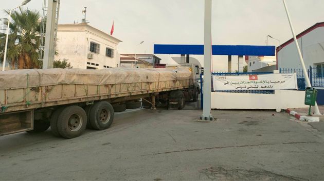 وصول شاحنات جزائرية محملة بدفعة جديدة من السكر عبر المعبر الحدودي بساقية سيدي يوسف