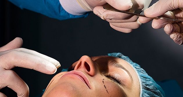 استغلت غياب مشغلتها.. كاتبة طبيبة تجميل تقدم حصص علاج تجميلية !