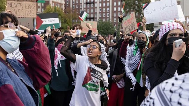 الكوفية الفلسطينية.. قفزة بالمبيعات في أميركا رغم استهداف مُرْتدِيها
