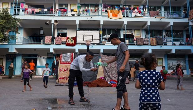 قوات الاحتــــــ.لال تحاصر مدرسة تؤوي آلاف النازحين ببيت لاهيا