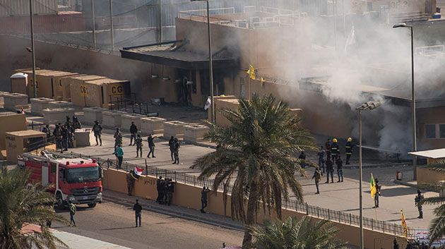 السفارة الأميركية ببغداد تؤكّد تعرّضها لهجوم صاروخي