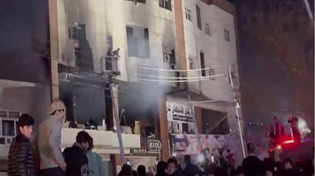 العراق: 14 قتيلا جرّاء حريق بسكن جامعي (فيديو) 