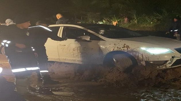 طبرقة: الحماية المدنية تتدخل لإزاحة سيارات عالقة