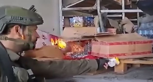 جنود الاحتلال يضرمون النار بشاحنة امدادات ماء وغذاء لأهالي غزّة (فيديو)