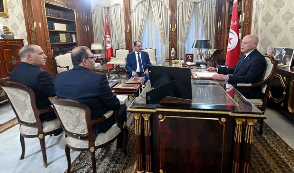 رئيس الجمهورية يلتقي وزير الداخلية ومسؤولين أمنيين