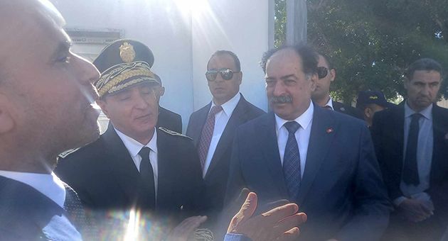 وزير الداخلية يتابع العمل الأمني بمعبر راس جدير الحدودي
