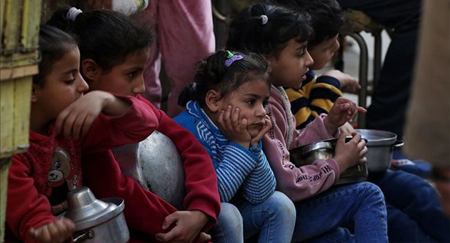 الحرب على غزّة.. وزارة الصحة تعلن نفاد لقاحات الأطفال