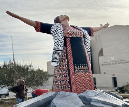 تركيز مجسم 'أم الشهداء' أمام مقر سفارة فلسطين بتونس