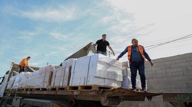 دخول أوّل قافلة مساعدات مباشرة من الأردن إلى غـ.زة