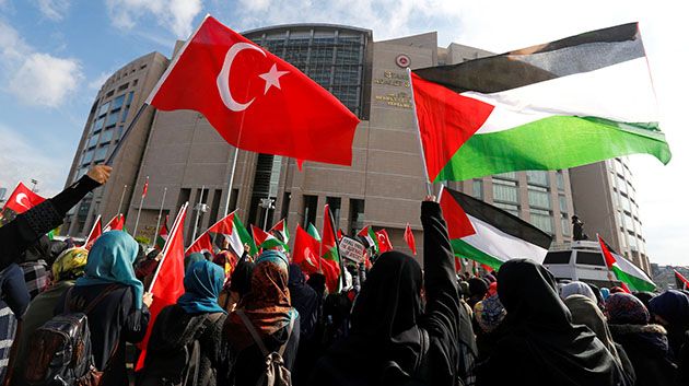كوب قهوة يتسبّب في فصل مذيعة بقناة تركية داعمة لفلسطين