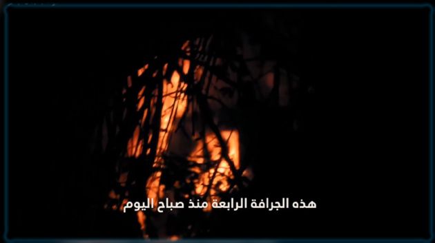 أحد عناصر المـ.قـ.ـاومة 'يتدفأ' بنار جرّافة دُمرّت بالكامل اثناء المعارك في خان يونس (فيديو)