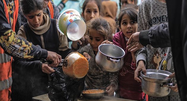 الحرب على غزّة.. الفلسطينيون يتعرّضون للمجاعة ومطالبة بفتح المعابر وادخال المساعدات