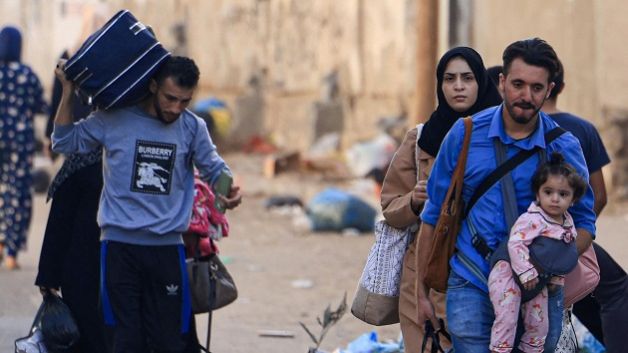 السلطة الفلسطينية وحماس تردّان على محاولات تهجير الفلسطينيين بتواطؤ بريطاني