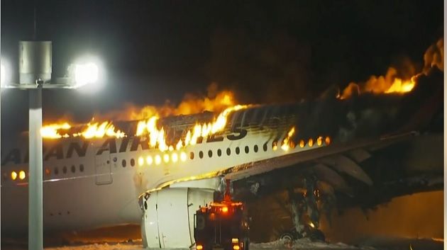 اندلاع النيران بطائرة في مطار طوكيو بعد اصطدامها بأخرى (فيديو)