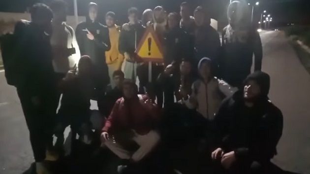 في حادثة غير مسبوقة:كاتب عام فريق بعث بني خيار ينزل20 لاعبا من الحافلة في مدخل مدينة الحمامات ويتركهم بمفردهم