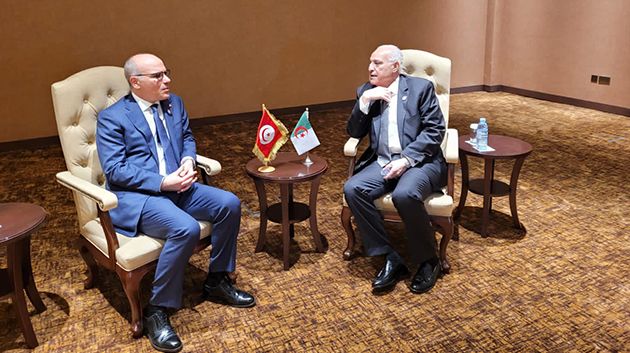 وزير الخارجية يلتقي نظيره الجزائري في العاصمة الأوغندية كمبالا