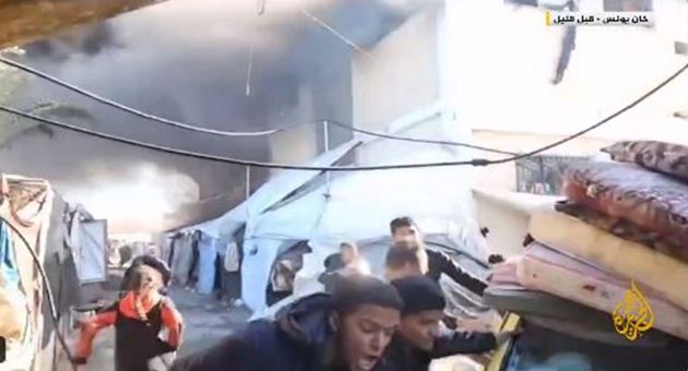 قصف مدفعي للاحـ.تلال يتسبّب في حريق هائل بمدرسة تُؤوي آلاف النازحين