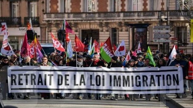 المجلس الدستوري الفرنسي يرفض أكثر من ثلث بنود قانون الهجرة 