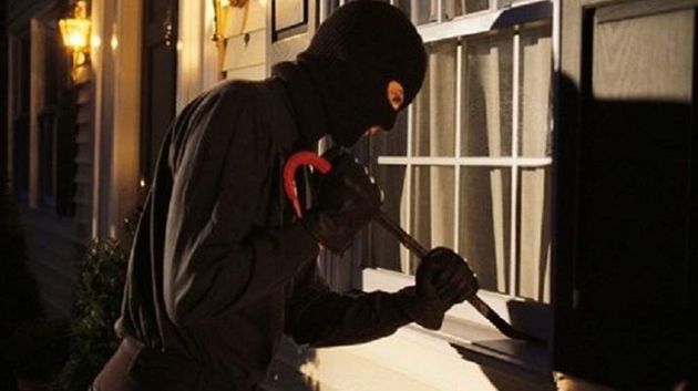 ملثّمون يقتحمون منزلا بالسيوف في قصر هلال .. التفاصيل !! (فيديو)