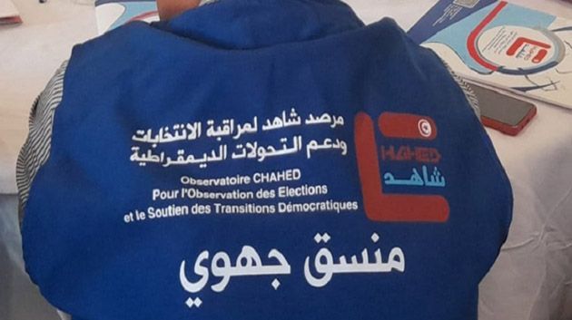 ناصر الهرابي : أحد المترشحين يتولى بنفسه الاشراف على وضع أوراق التصويت داخل الصندوق‎