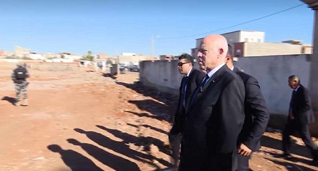رئيس الجمهورية يعاين عملية إزالة فضلات البناء بمنطقة المنيهلة