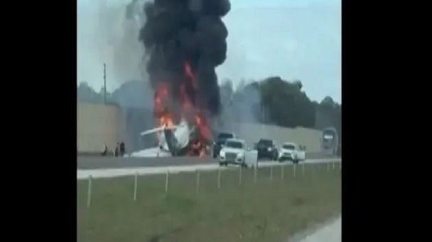 قتيلان اثر اصطدام طائرة خاصة بسيارتين على طريق سريع في فلوريدا 