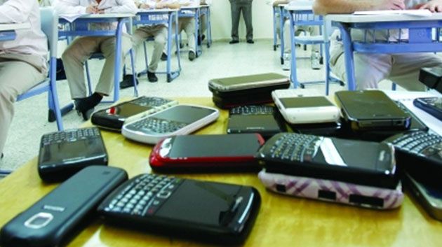بريطانيا تفرض حظرًا شاملاً على استخدام الهواتف المحمولة في المدارس