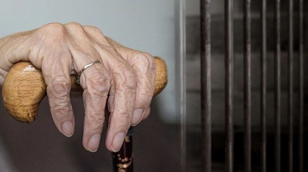 مسنّة تتعرّض للعنف من قبل سجينات.. وبناتها يُطالبْن بالإفراج عنها (فيديو)