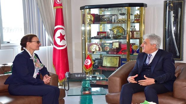 وزير الدفاع يلتقي سفيرة فرنسا بتونس