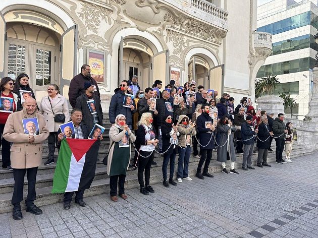 وقفة احتجاجية لعائلات الموقوفين في قضية التآمر على أمن الدولة للمطالبة بإطلاق سراحهم
