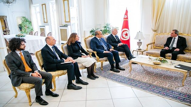رئيس الحكومة يتحادث مع رئيس منظمة الأعراف الفرنسية
