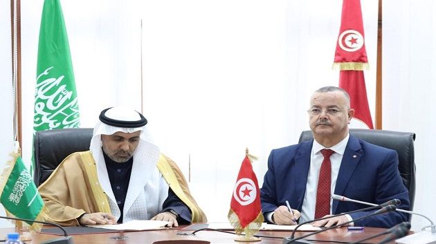 وزير الصحة ونظيره السعودي يمضيان اتفاقية تعاون