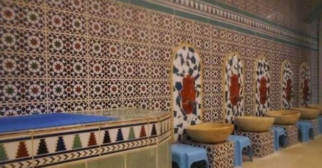  أزمة المياه تصل إلى الحمّامات المغربية : قرار غريب بالإغلاق الجزئي يثير الغضب