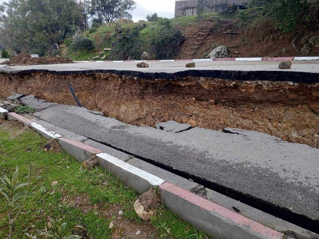 غلق طريق السد اثر انزلاق أرضي بقرية بني مطير غلق طريق السد اثر انزلاق أرضي بقرية بني مطير