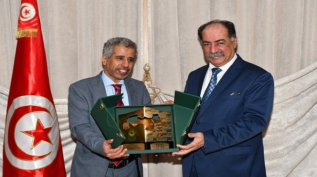 وزير الداخلية يتسلّم درع مجلس وزراء الداخلية العرب