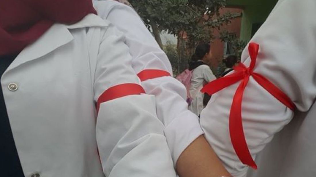 تعبيرًا عن استيائهم.. الأطباء والصيادلة يرفعون الشارة الحمراء (فيديو) تعبيرًا عن استيائهم.. الأطباء والصيادلة يرفعون الشارة الحمراء (فيديو)