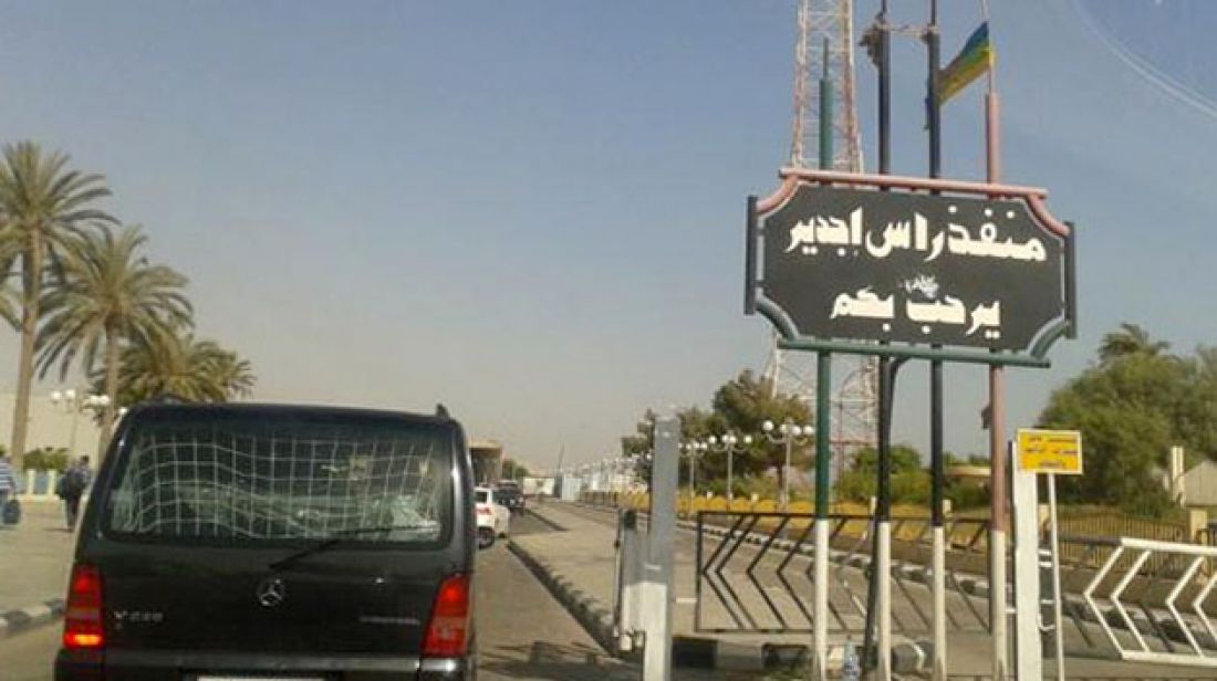 مدنين: شاحنات ليبيّة عالقة في انتظار عودة الحركة عبر معبر راس جدير مدنين: شاحنات ليبيّة عالقة في انتظار عودة الحركة عبر معبر راس جدير
