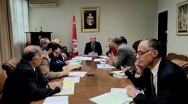 وزير السياحة يدعو الى التشجيع على احداث شركات أهلية بقطاع الصناعات التقليدية