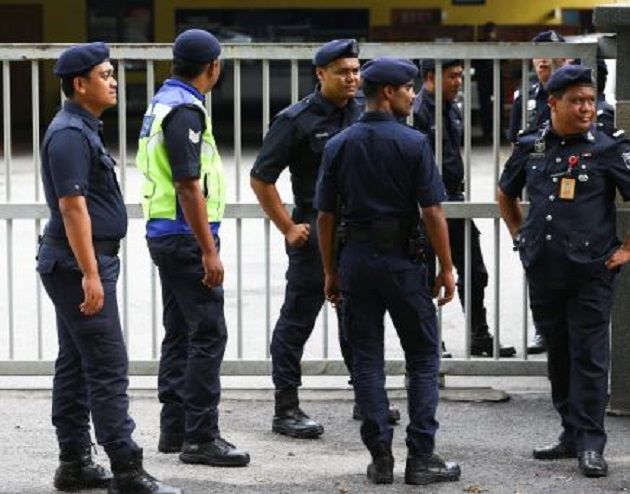 تفاصيل خطيرة.. ماليزيا تحتجز 3 أشخاص يشتبه في تزويدهم إسرائيليا بأسلحة 