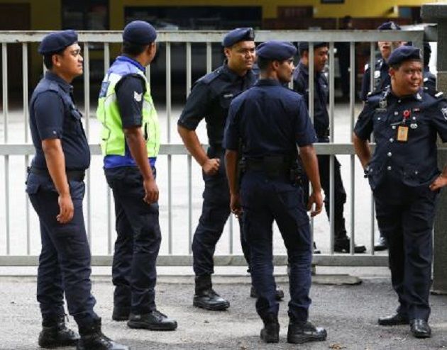 تفاصيل خطيرة.. ماليزيا تحتجز 3 أشخاص يشتبه في تزويدهم إسرائيليا بأسلحة