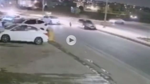 عرّض حياته للخطر و'ضحّى' بسيّارته لإنقاذ طفل.. فكان هذا جَزاؤه ( صور و فيديو)