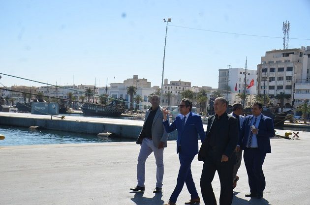 والي سوسة يعاين الملفات المطروحة في الميناء التجاري والنظافة والعناية بالبيئة بطريق سوسة المنستير