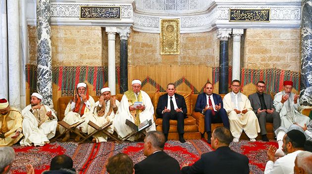 رئيس الحكومة يشرف على موكب الإحتفال بليلة القدر وختم الحديث النبوي الشريف