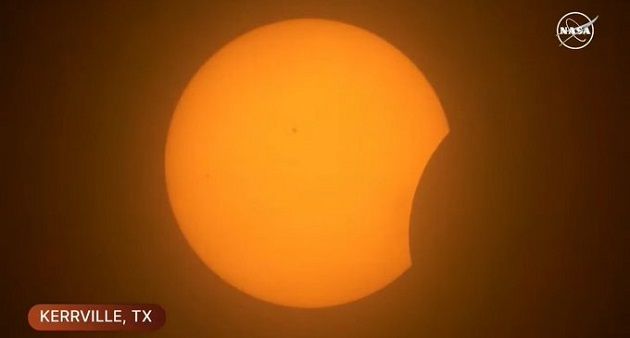 بدء كسوف الشمس بهذه المناطق من العالم