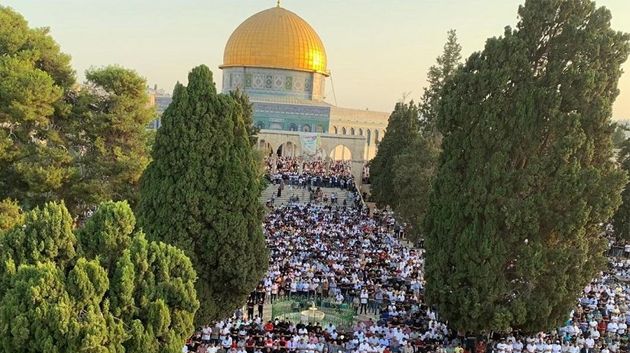 دون احتفال.. 60 ألف فلسطيني يقيمون صلاة العيد بالمسجد الأقصى