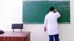 القيروان.. تلميذ يحاول طعن استاذه من الخلف بينما كان بصدد الكتابة على السبورة 