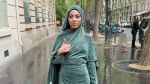 بسبب ارتدائها الحجاب.. فرنسي يعتدي على مؤثرة مغربية بباريس (فيديو)