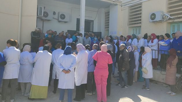 وقفة احتجاجية لاعوان الصحة بالمستشفى الجهوي الحسين بوزيان قفصة (صور)‎