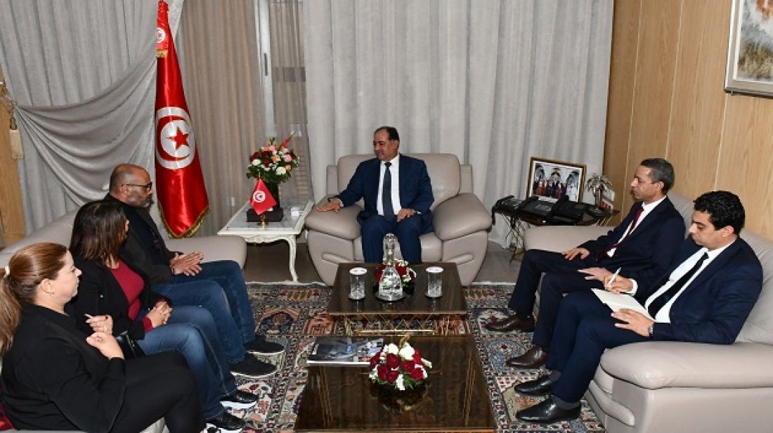 وزير الداخلية يؤكد على حماية الصحفيين والتصدي لأي تجاوزات يمكن أن تعيق عملهم وزير الداخلية يؤكد على حماية الصحفيين والتصدي لأي تجاوزات يمكن أن تعيق عملهم